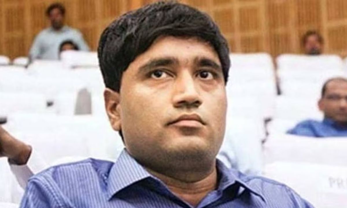 IFS officer Sanjiv Chaturvedi 15 judges have backed out from hearing the case of Sanjiv Chaturvedi,  Kon hai Sanjiv Chaturvedi