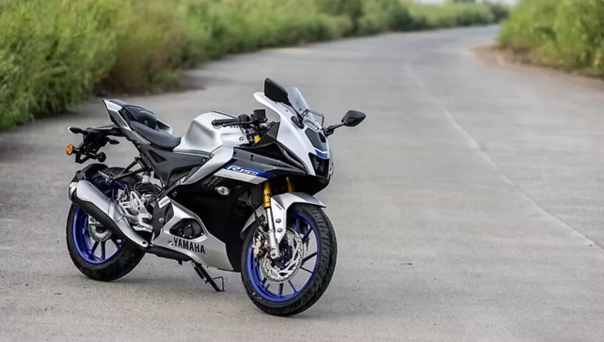 Yamaha R15S स्पोर्ट्स बाइक में आपको मिलेगा 55 किलोमीटर का माइलेज और 155 cc का पावरफुल इंजन