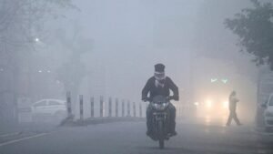 North India Weather Alert : उत्तर भारत में तेज बरसात के साथ ठंड का प्रकोप बढ़ा, जानिए यहां अगले तीन-चार दिन कैसा रहेगा मौसम का मिजाज 1 North India Weather Alert: Heavy rains and cold wave intensify in North India. Find out what the weather will be like for the next three to four days.