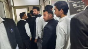 District Bar Association Elections : जिला बार एसोसिएशन चुनाव : मतदान हुआ, हाईकोर्ट ने मतगणना पर लगाई रोक 2 District Bar Association Elections: Voting has taken place, the High Court has put a stay on the counting of votes.
